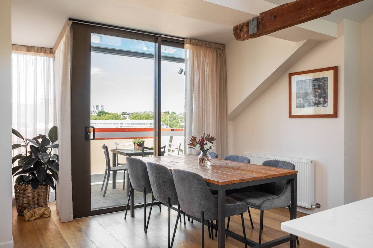 Waterfront Loft | Salamanca & River Views gallery image 4