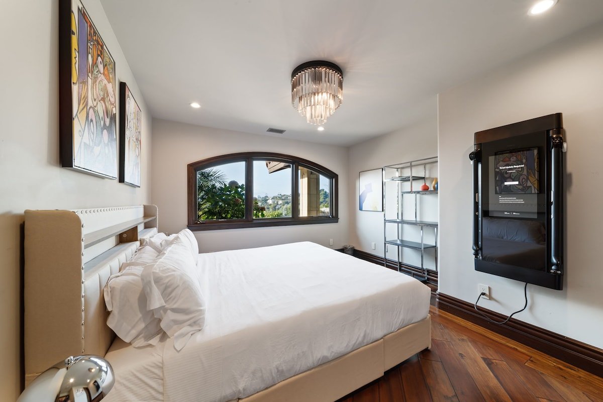 Elegant La Jolla Villa – Ocean Views & Pool gallery image 2