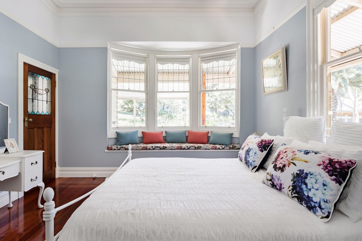 Stately Home with Gardens in Lilydale gallery image 2