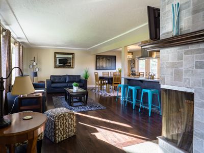 Modern Home – KING BED – 15 Minutes to Everything