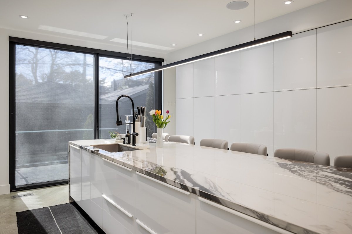 Designer Luxe Home – Trendy Leslieville Gem! gallery image 3