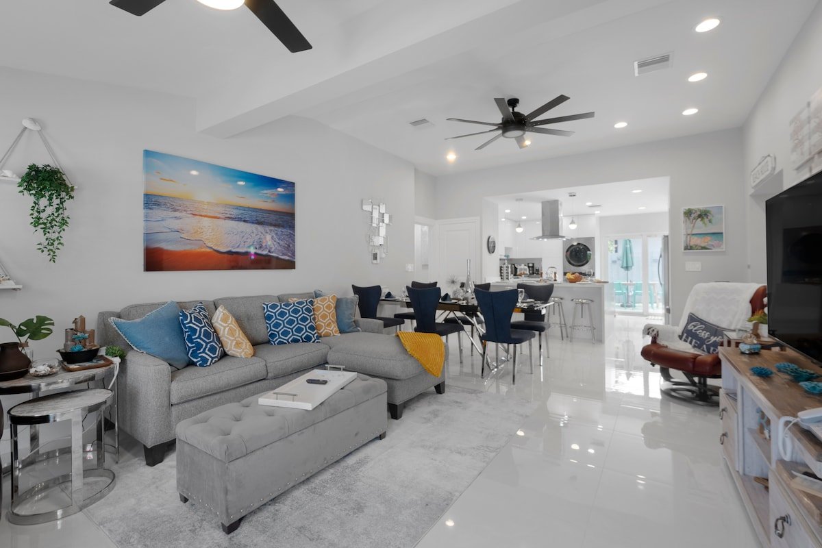 ~HUGE Pool, hot tub, 8 beds!~ 1 Mile from beach! gallery image 3