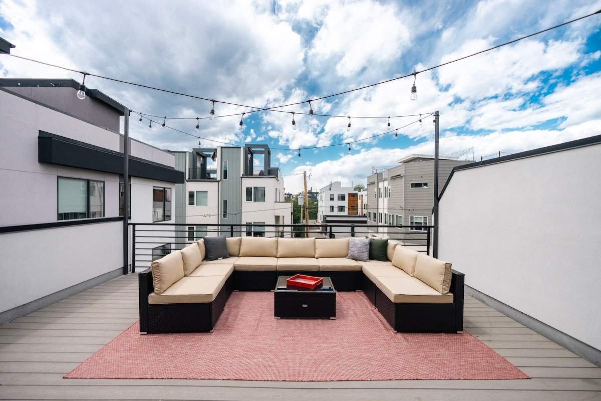 5 Bedroom Modern Home | Central Denver | Garage gallery image 3