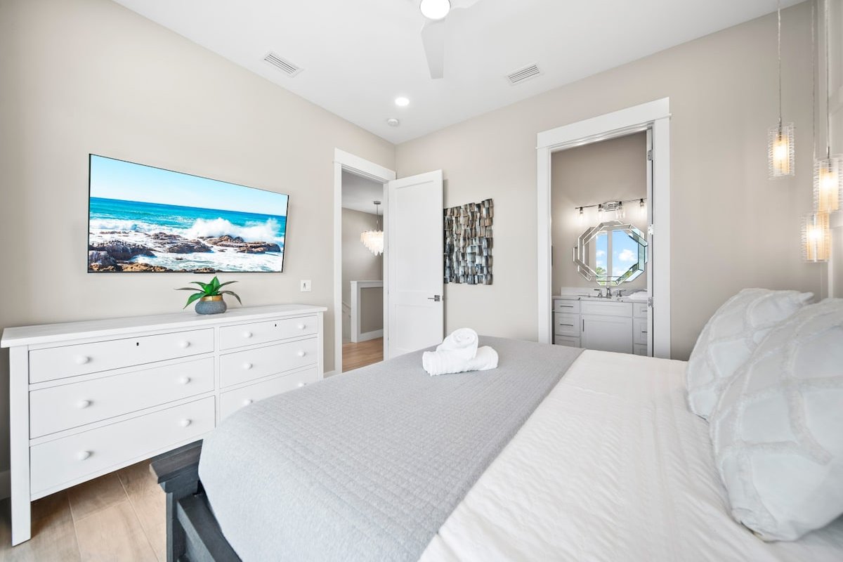 400ft to Beach, Ocean View, Pool, in the Village gallery image 5