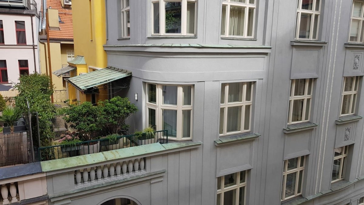 Cosily furnished apartm, unique terrace,AC,Prague1 gallery image 4