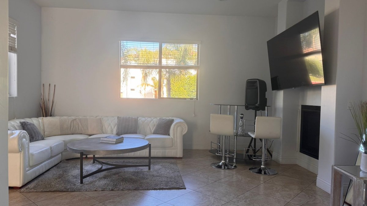 LA Dream Gem! Beautiful home with Spa. gallery image 4