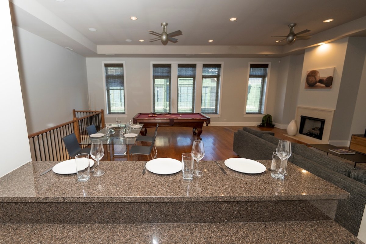 4 Bedroom with Pool Table steps from Wrigley gallery image 5