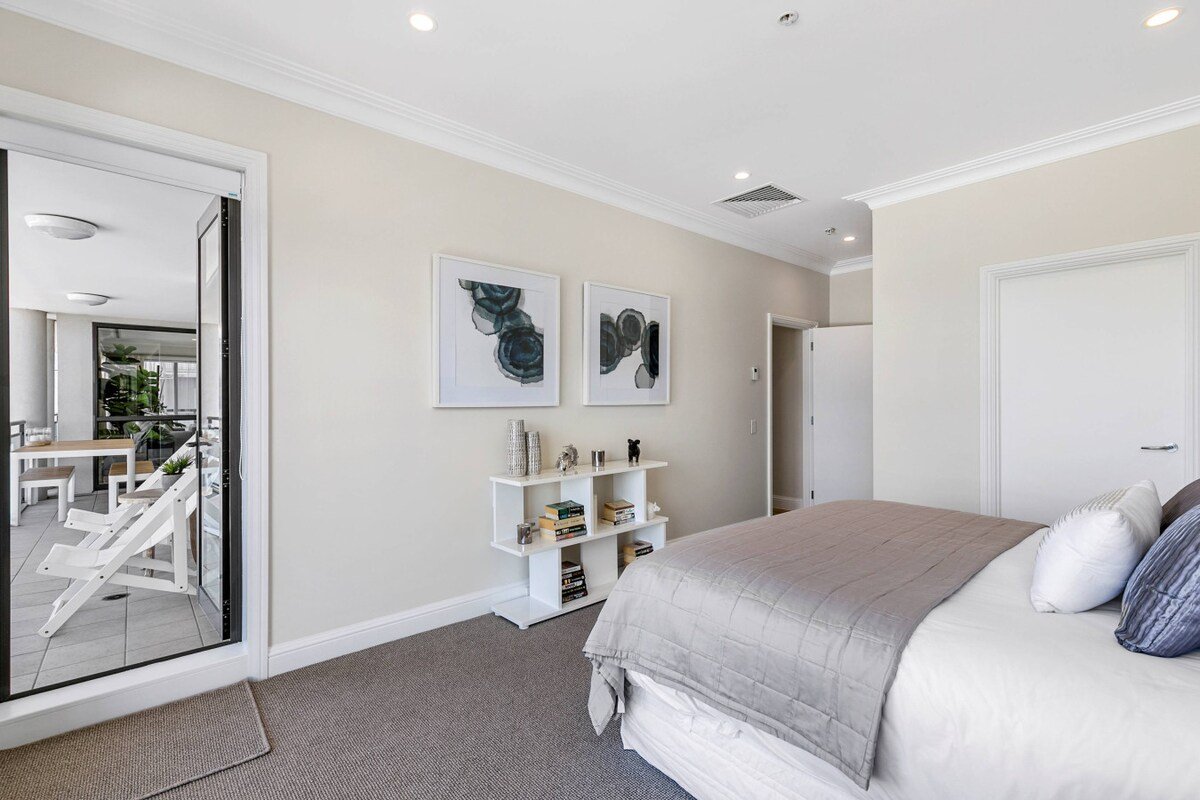 Heritage Penthouse with Rooftop Pool & Balcony gallery image 4