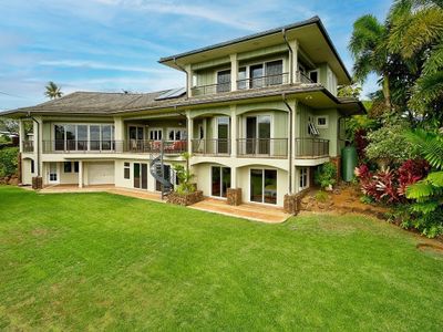 Luxury family home , walk to beach, Pool & Spa