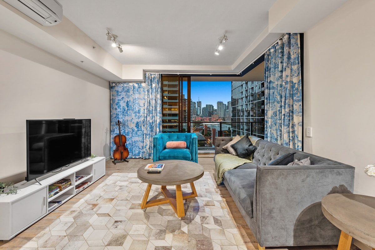 South Bank Stunner! ~ 3 Bed/2 Bath/1Car/Views gallery image 2