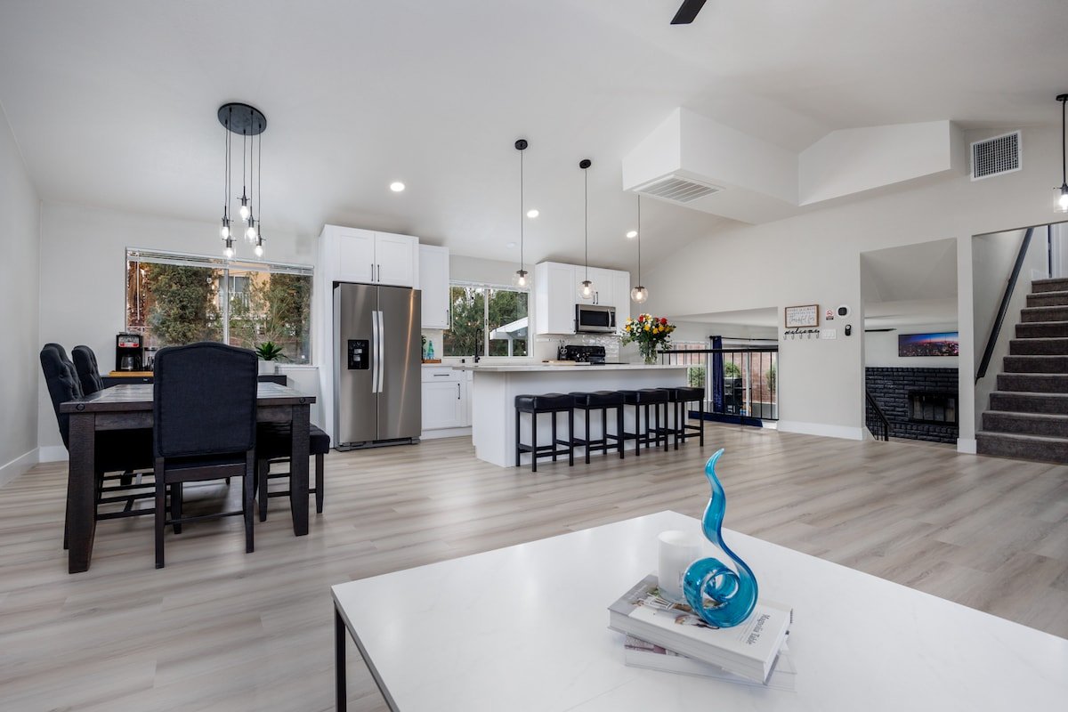 Modern Upscale Vegas Oasis Home w/Sparkling Pool gallery image 3