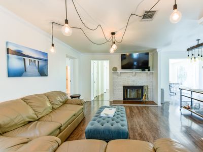 Fun 3 bedroom house with pool, hot tub & studio!