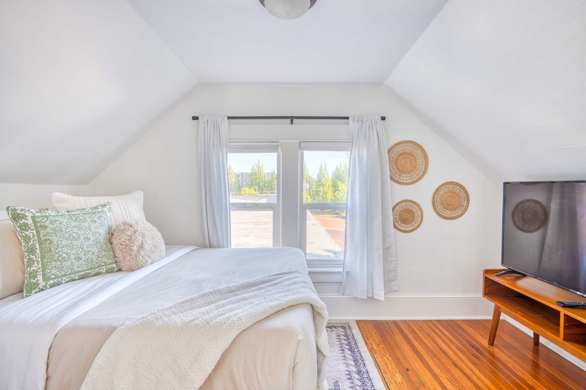 Hot Tub • Fast WiFi • AC | King Neighborhood Gem gallery image 4