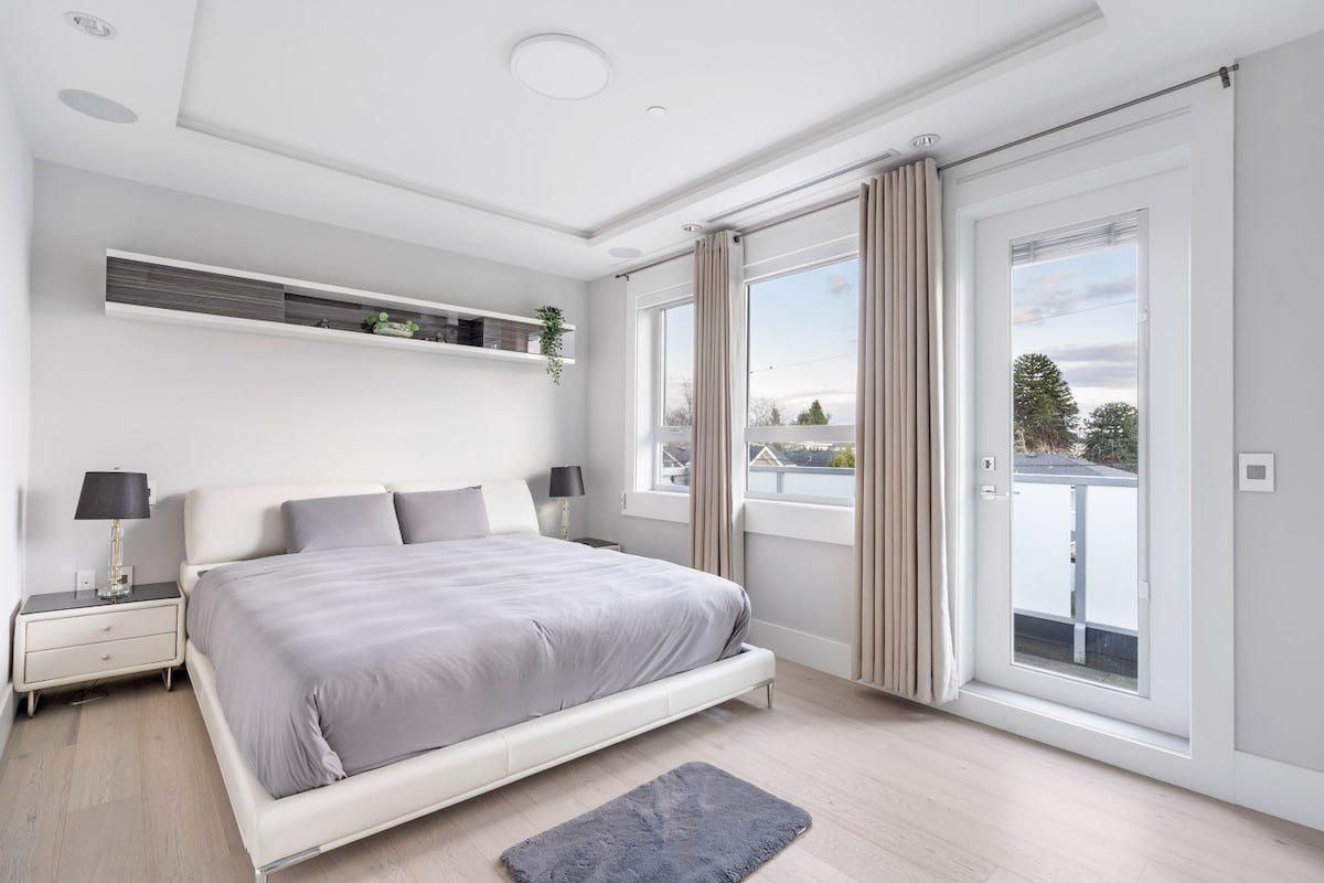 Central Luxury Home | Views & Private Cinema gallery image 3