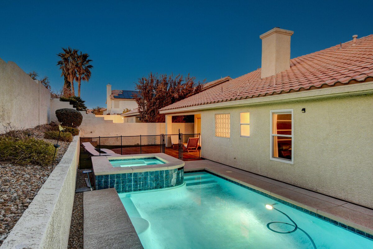 Stunning 3 bdrm King w/Pool 10 min to Red Rock! gallery image 3