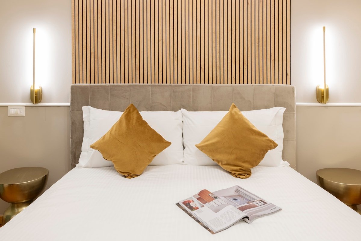 New & Chic 2 Bedroom Apartment – Duomo – 4 Guests gallery image 5