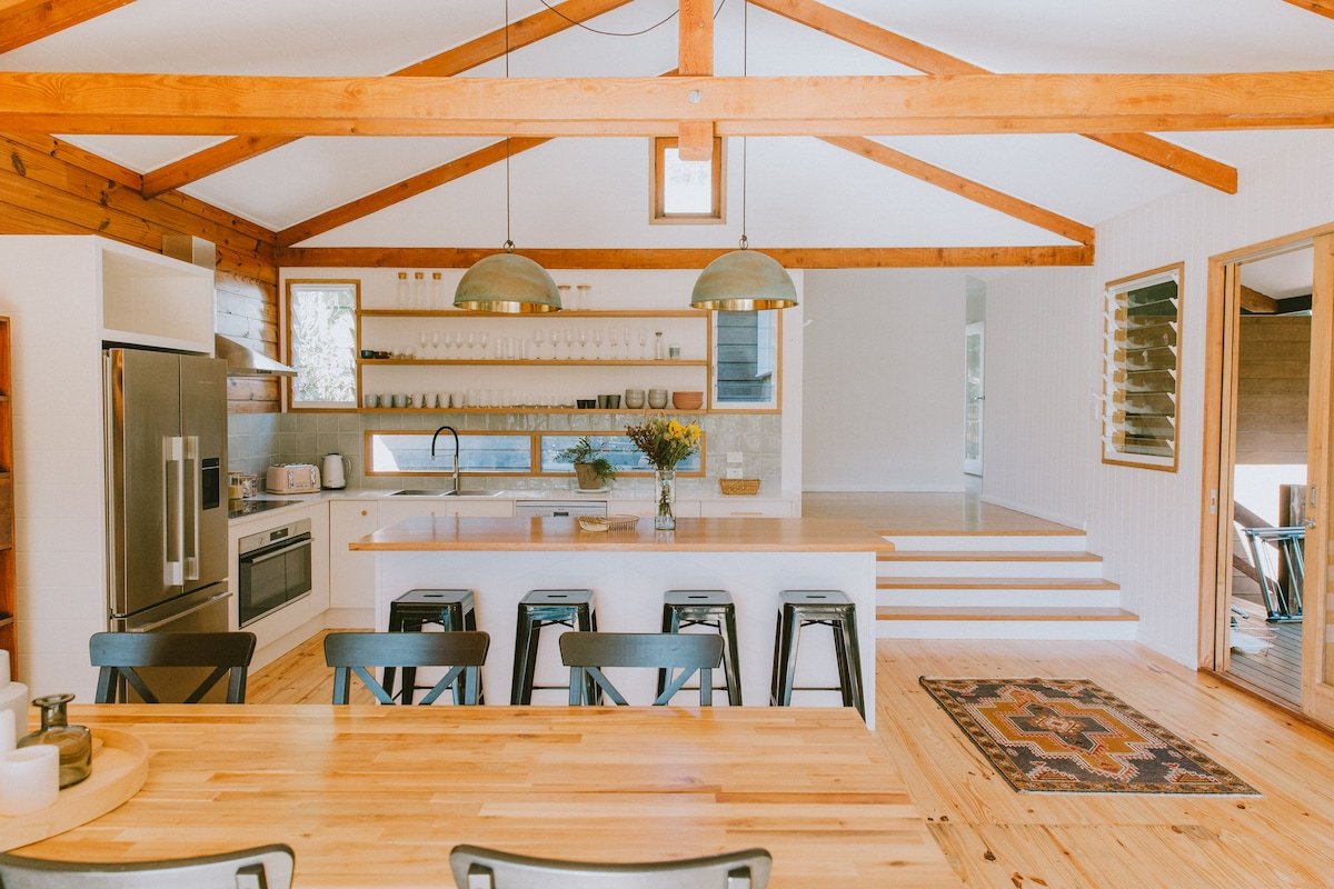 Old 55 Beach House – walk to Wategos beach gallery image 3