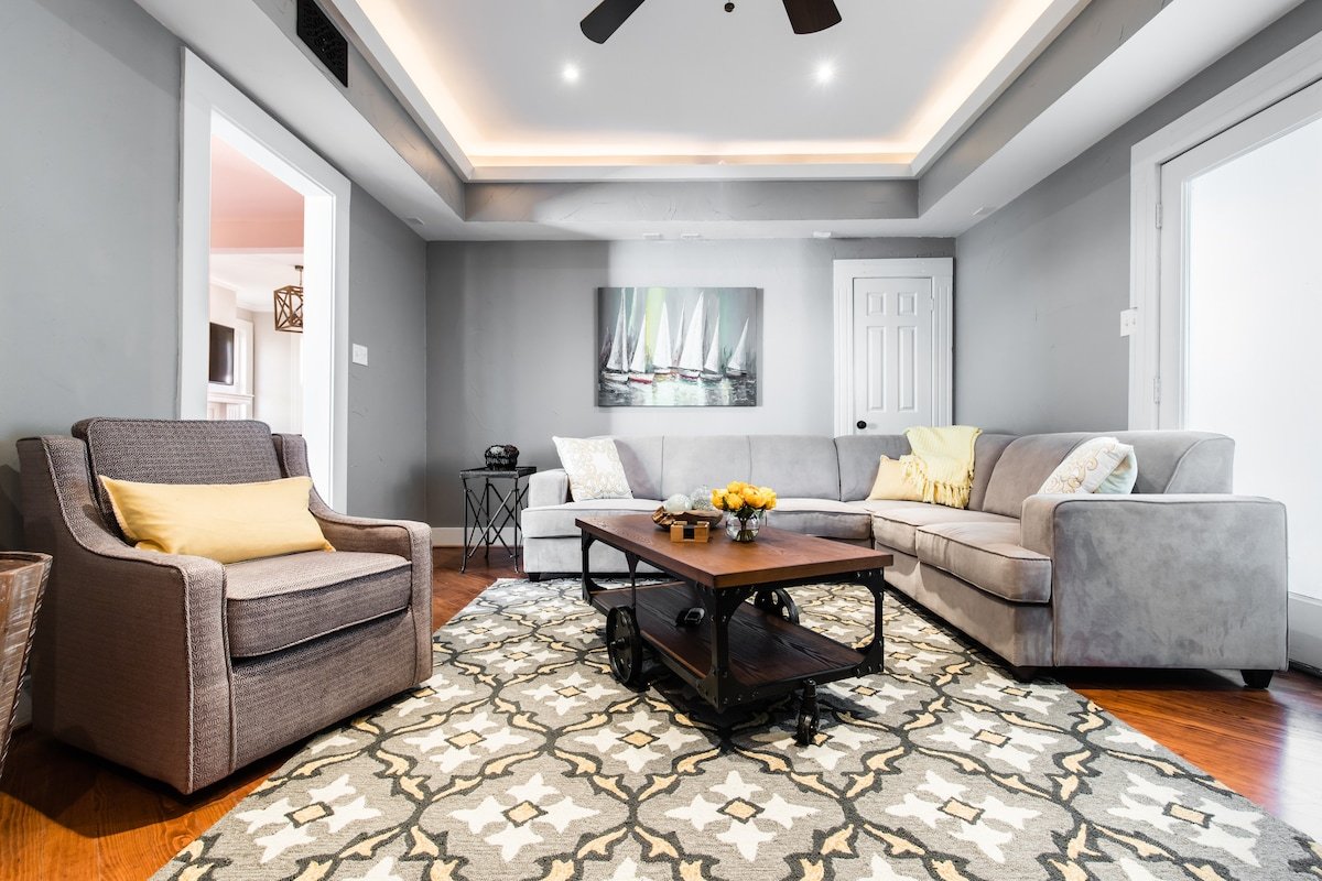 Downtown Heated Pool Spa Sleeps 18 gallery image 3