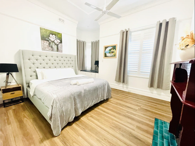 Chatswood 3 bedrooms house (Walk to rail, Parking)