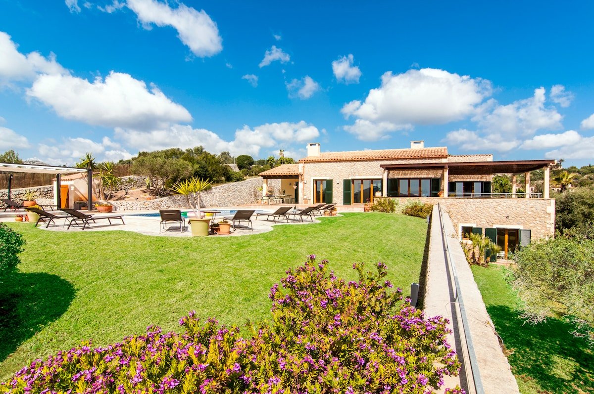 Grand Luxury Villa Overlooking Sea gallery image 2