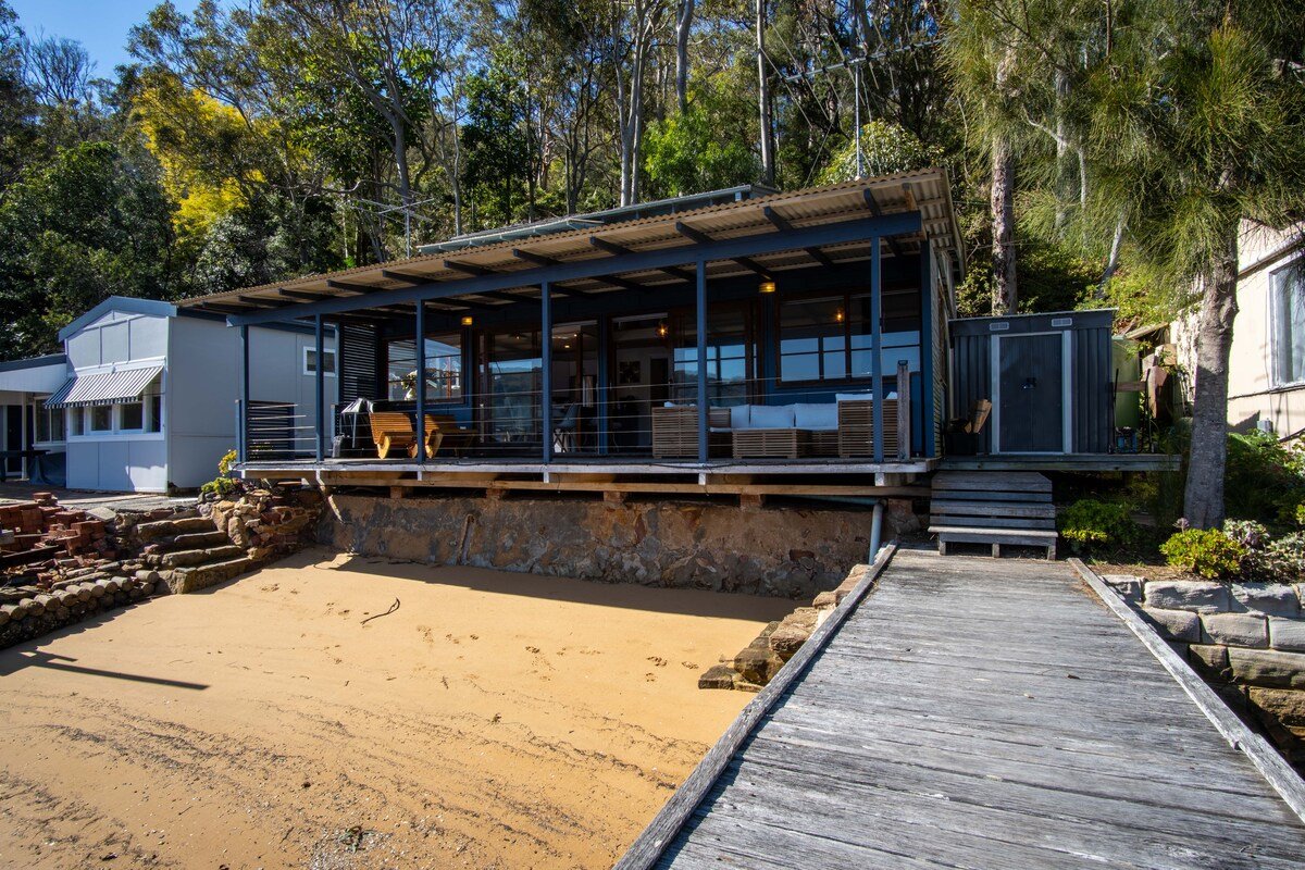 Captivating Waterfront Cottage – Scotland Island gallery image 3