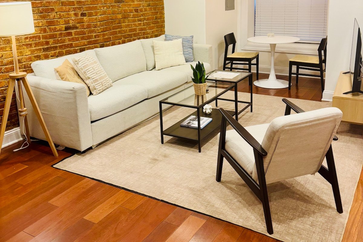 2B/2.5b Apartment in Adams Morgan gallery image 2