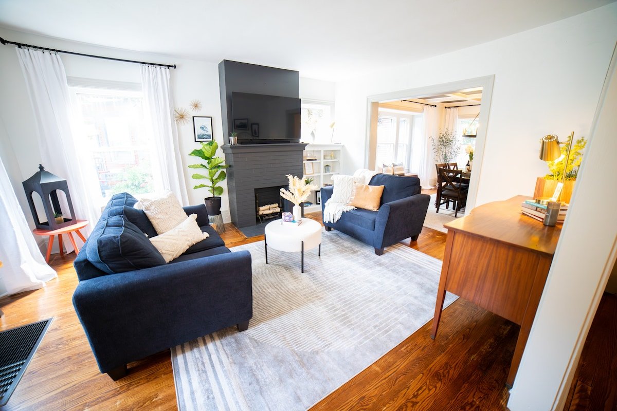 Spacious Park Ave Retreat w/ Hot Tub gallery image 4