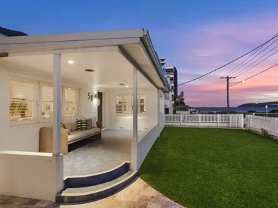 Freshwater Beach House – footsteps to the sand.