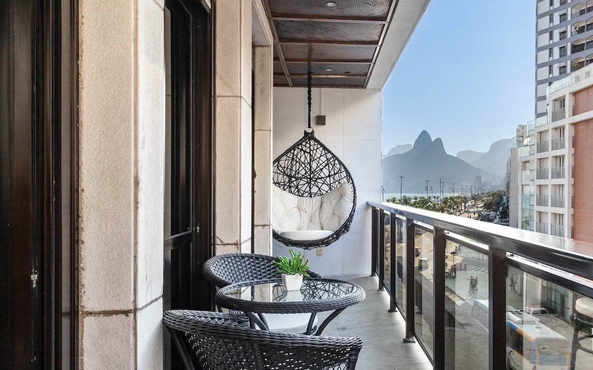 Sea front, beautiful side view of Ipanema beach gallery image 3