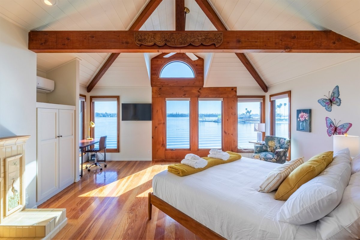 Waterfront Views – Bayside Breeze