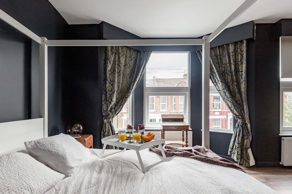 Magnificent House – Up To 22 Guests + PATIO – Tube gallery image 2