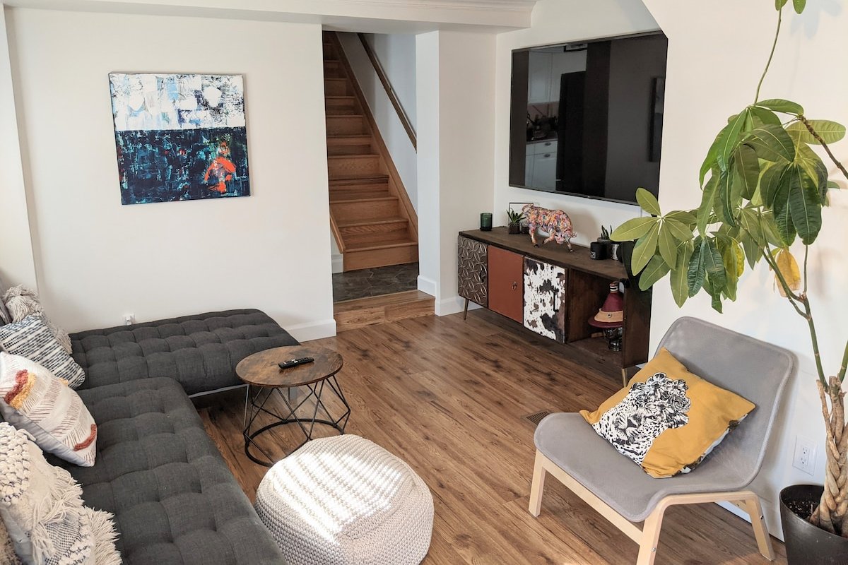 Downtown 5-Star 3-bdrm – BBQ – Backyard & Parking gallery image 5