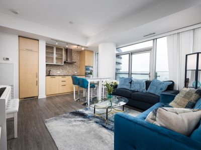 2BR Suite with Free Parking – CN Tower/Lake View