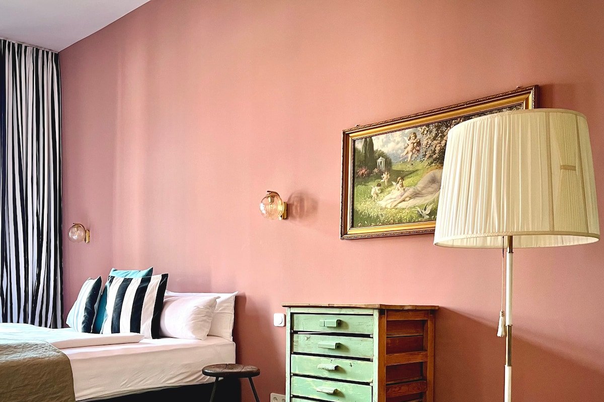 2-Bedroom Altbaucharme mit Balkon am Mauerpark gallery image 4