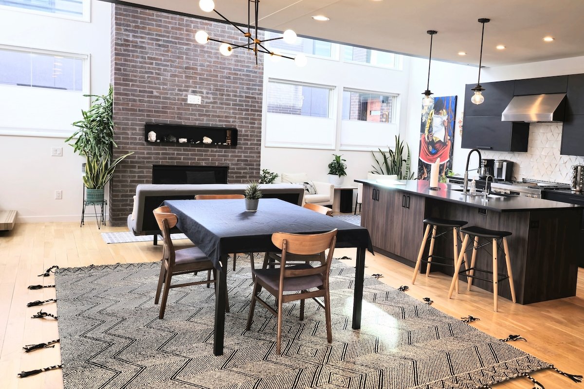 Luxury Rooftop Views 4 Bed 4 Bath Gourmet Kitchen gallery image 4