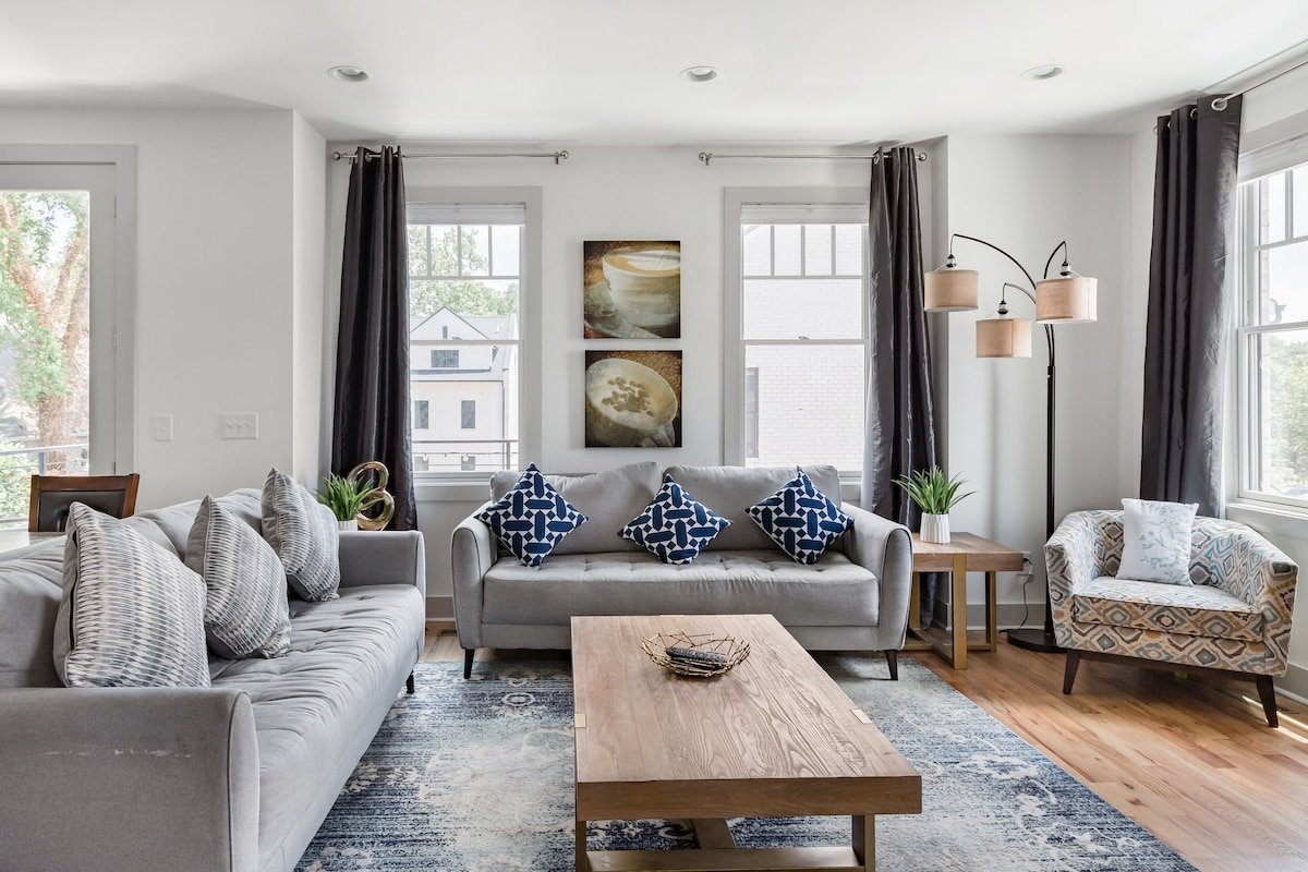 Three Story Home With Urban Courtyard Minutes to Downtown gallery image 2