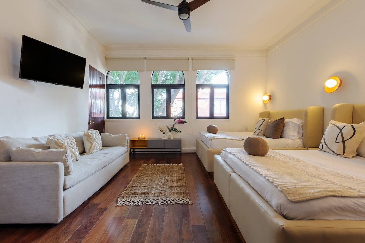 Majestic house two blocks from Parque España gallery image 4