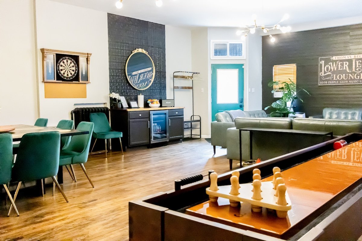5 Min To Stadium, Hot Tub, Mini Golf, Arcade, King gallery image 3