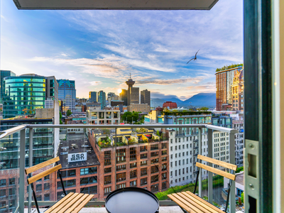 Modern, Comfortable, & Central Apt in Downtown Van