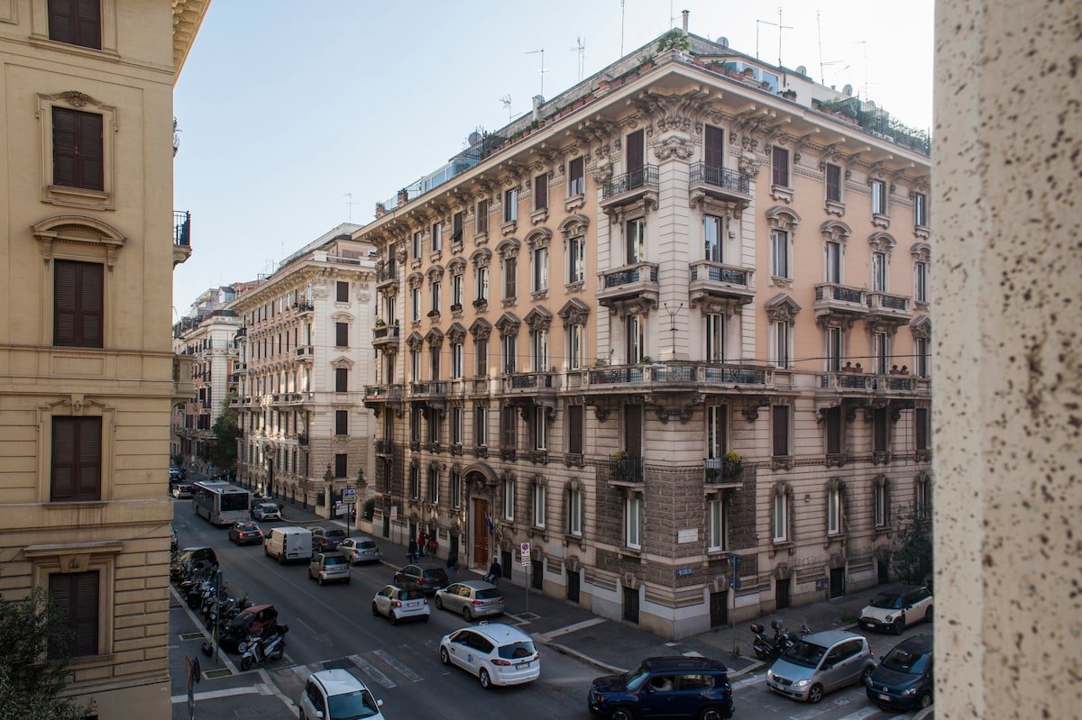 Refined and spacious flat near Piazza del Popolo gallery image 4