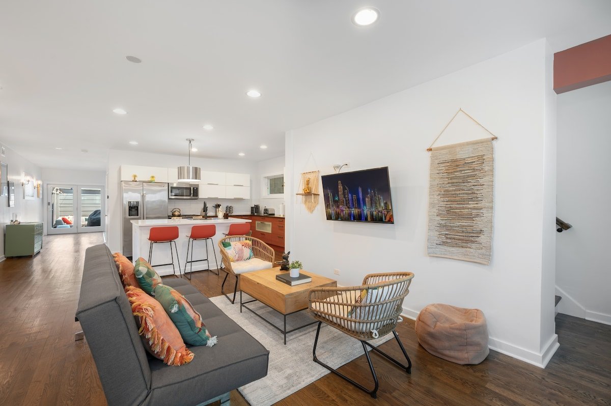 GRAND Modern Retreat w/ large patio + garage gallery image 2