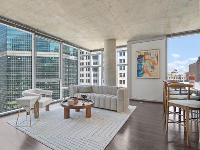 Stylish 2BR with Skyline Views Near Riverwalk