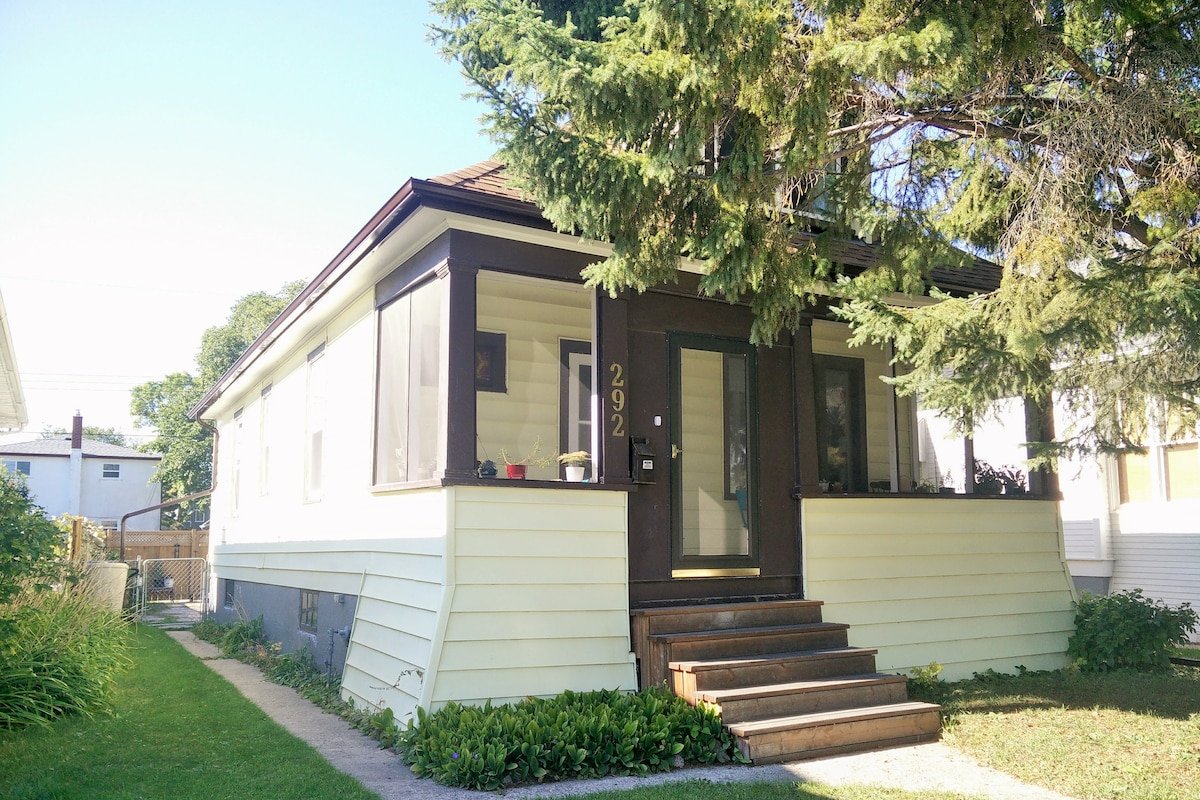 ☀Sunny Character☀7 mins to downtown w fenced yard gallery image 2