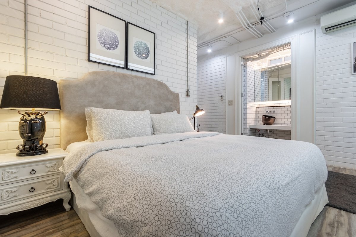 Designer Loft with Stunning RiverView+Free Pick-Up gallery image 4