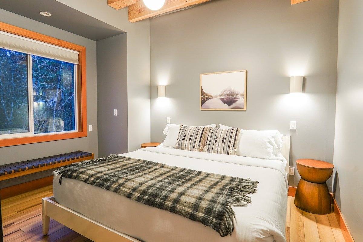 Luxe Mt Baker Home – Hot Tub, Foosball, Starlink gallery image 4