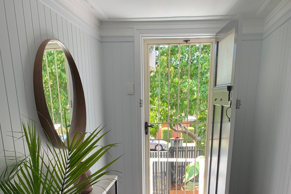 Charming 1920 4Br freestanding Plantation Qldr. gallery image 4