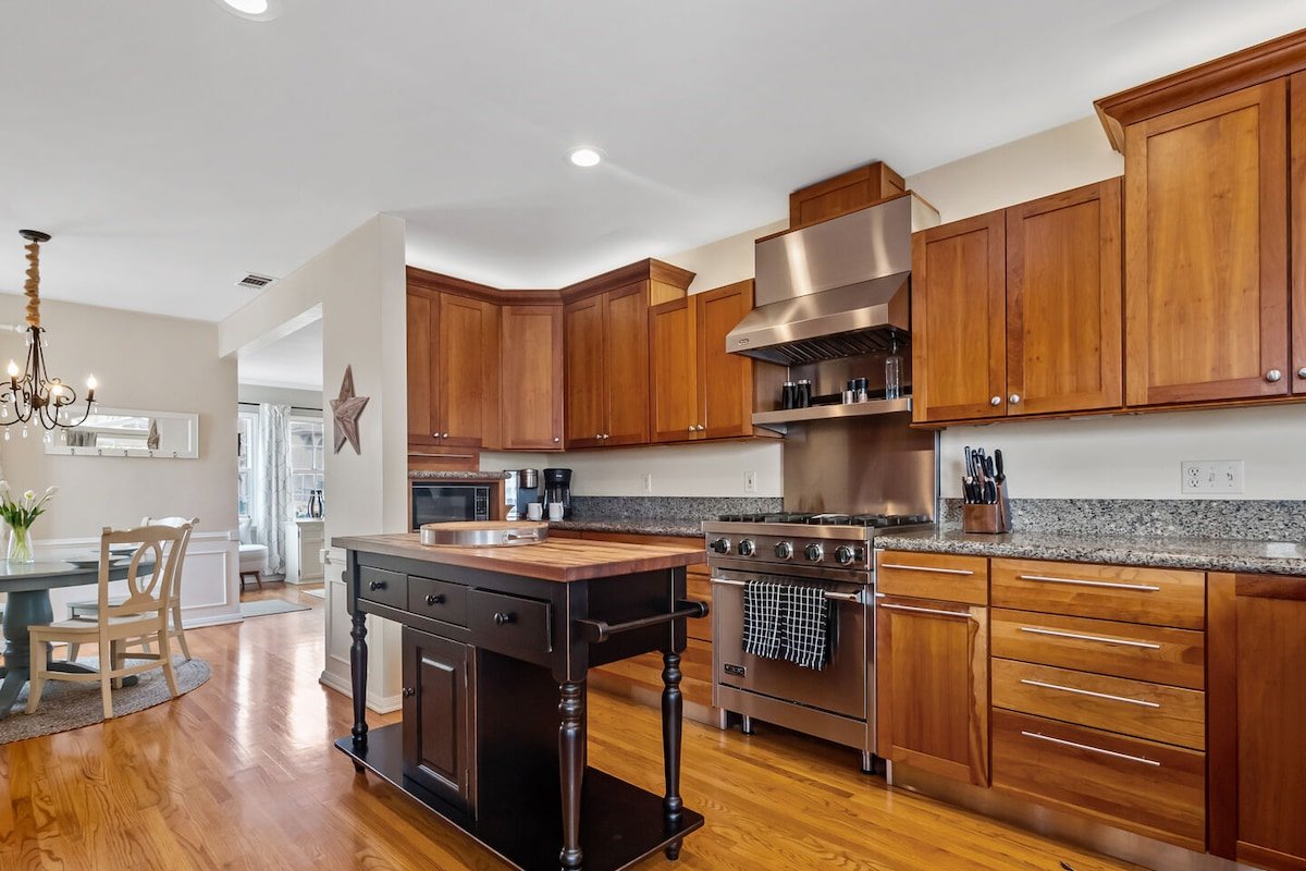 Amazing Backyard | AC | Spa | Outdoor Kitchen gallery image 4