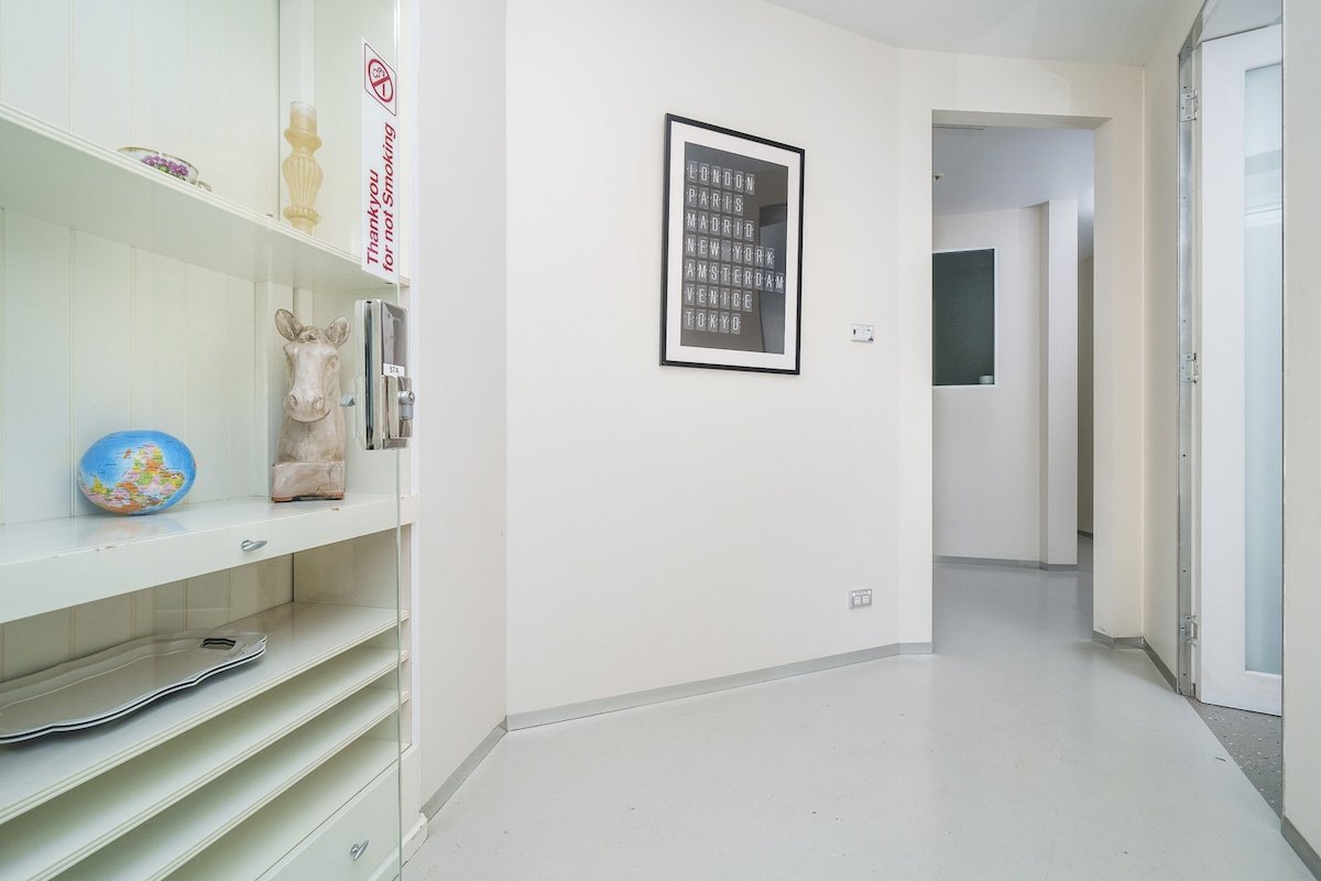 Huge Light 2 Level Entertainer Home gallery image 3