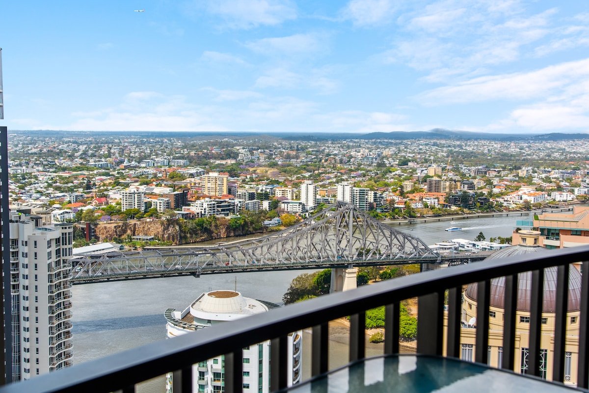 Top Floor! 2Bed/2Bath/1Car/Pool ~ VIEWS ~ CBD gallery image 5