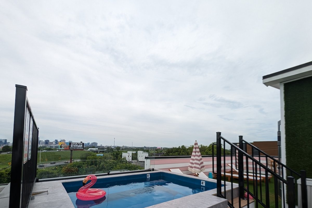 Heated Rooftop Pool, Games,Elevator, Sleeps 12 gallery image 3